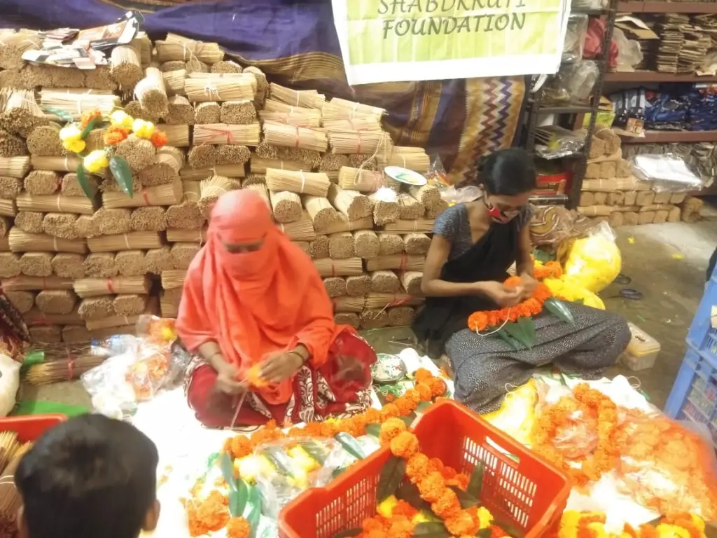Flower Garland Workshop in Action